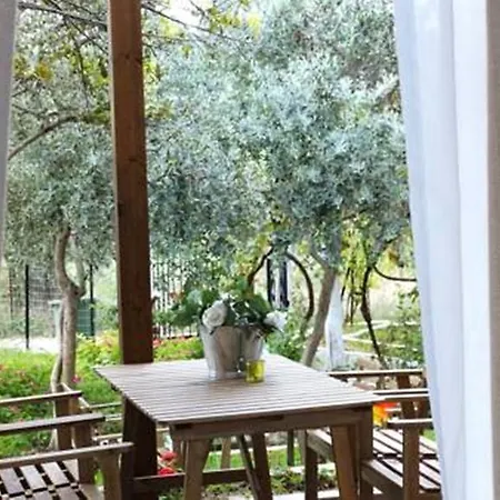 Smaragdi Pefkari